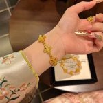 Metal-colored royal pearl open bracelet - Image 3