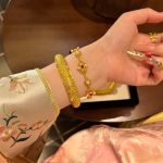 Metal-colored royal pearl open bracelet - Image 4