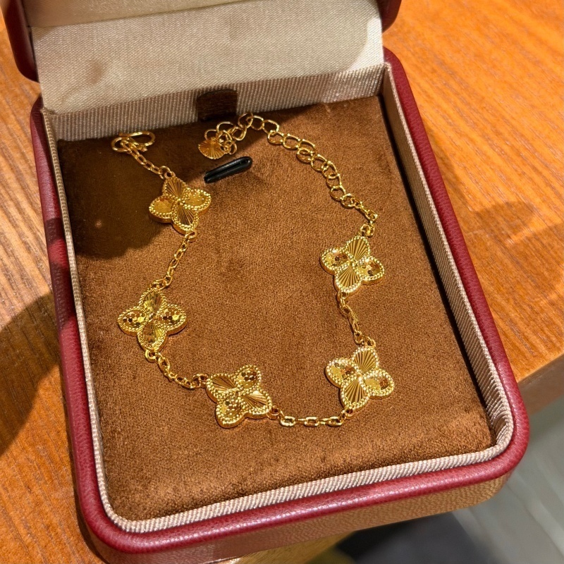 主图-01 Shining Laser Four-Leaf Clover Gold Bracelet - Image 1