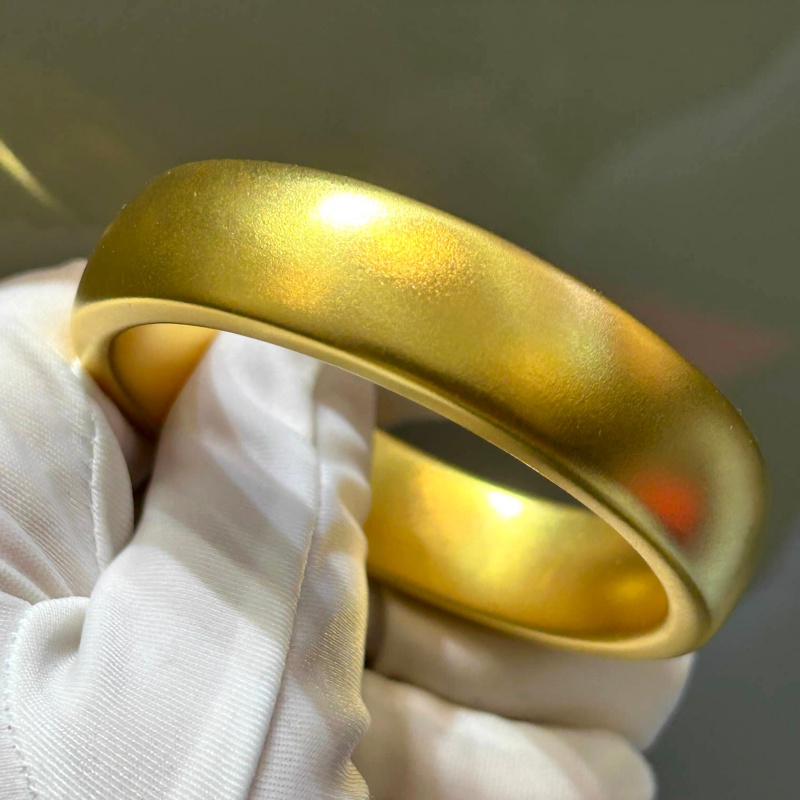 主图-01 Gold wide-width tire solid bracelet - Image 1