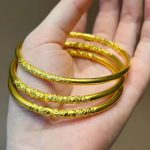 Gold patterned solid bracelet - Image 5