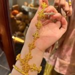 Diamond-studded iris flower gold bracelet