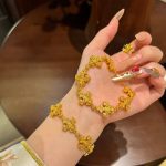 Diamond-studded iris flower gold bracelet - Image 2